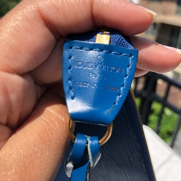 Authentic Louis Vuitton épi pouch - Picture 7 of 8